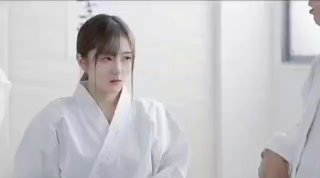 長發居家女友被帥氣小哥哥後入啪啪操逼，再換傳教士一頓猛入，無套內射一逼，相互舌吻